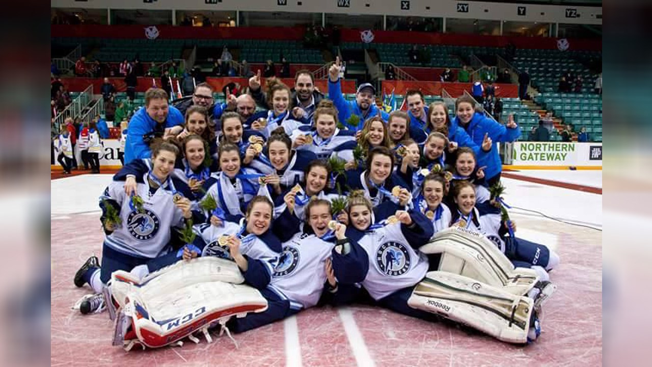 Les hockeyeuses Rosalie Bégin-Cyr et Marika Labrecque ont écrit l'histoire vendredi dernier avec Équipe Québec. 
