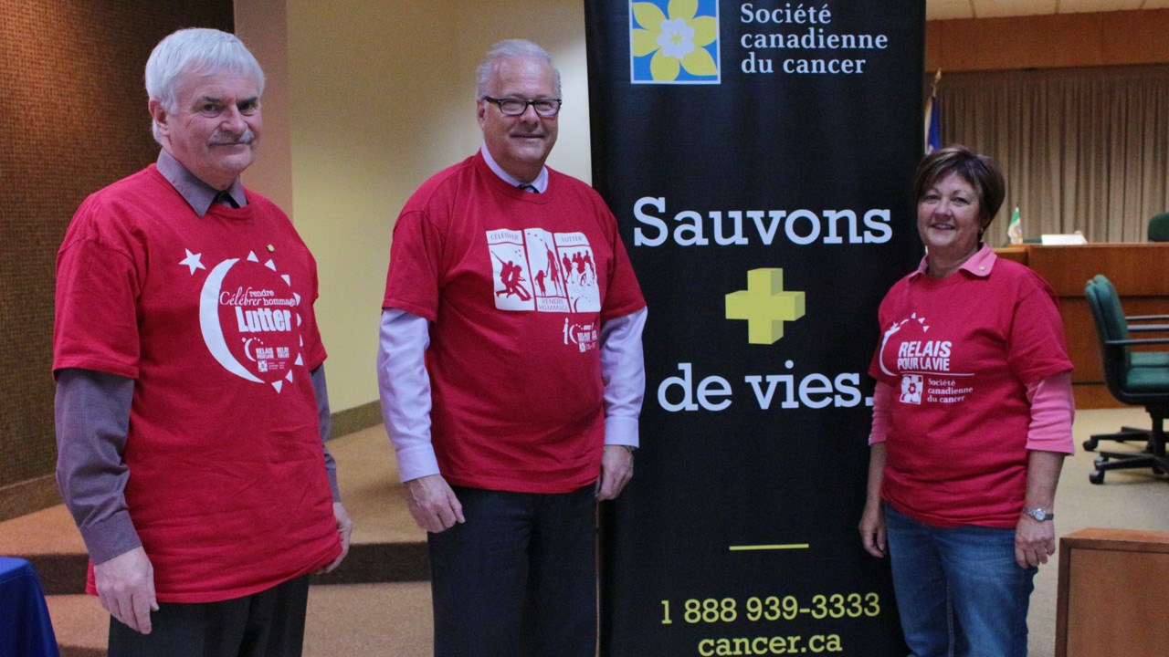 Sur la photo: Michael Byrns, Mario Paquin, président d'honneur, et Carmen Berthiaume, coordinatrice.