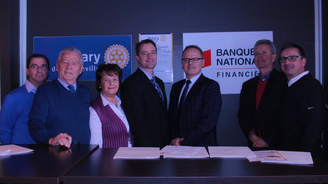 Sur la photo, de gauche à droite: Daniel Boudreault, Denis Cloutier et Gisèle Veilleux Cloutier du Club Rotary de Beauceville, Stéphane Lessard et Richard Cloutier de la Financière Banque Nationale, Denis Mathieu et Alain Simard du Club Rotary.