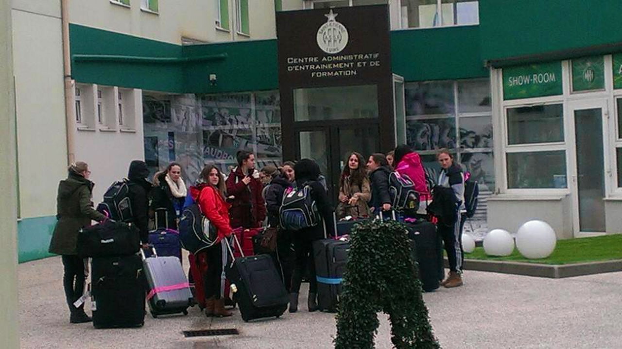 L'arrivée de l'équipe au Centre de formation et d’entraînement de l’AS Saint-Étienne pour amorcer un stage de perfectionnement.