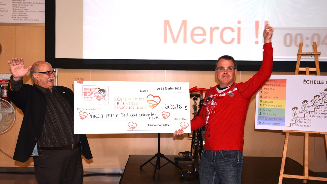 Guy-Paul Côté, président du CA de la Fondation et du Pavillon du cœur, ainsi que Bernard Lessard, président d’honneur de l’événement, dévoilant la somme amassée au Cardio-thon.