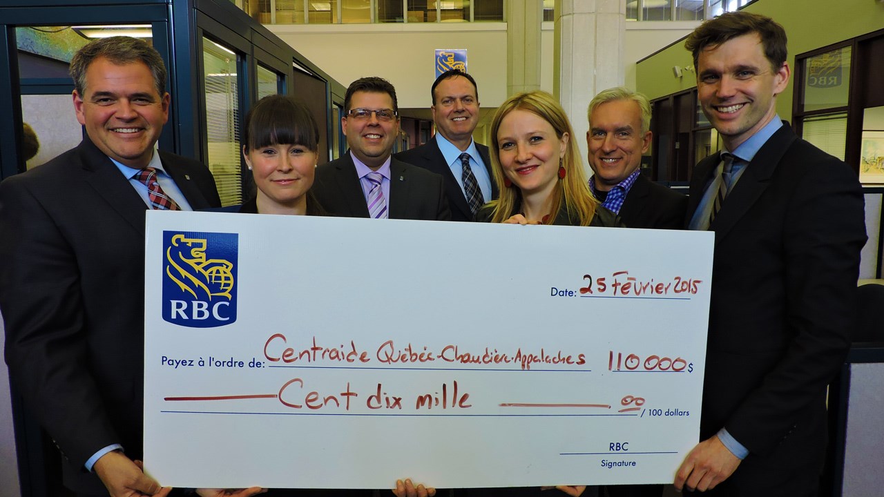 Sur la photo, de gauche à droite: André Labbé, vice-président régional Québec/Mauricie; Julie Brouillette, conseillère en placement
chez RBC Dominion valeurs mobilières; Christian Bédard, vice-président Services financiers
commerciaux; Jean Tremblay, vice-président et directeur de succursale; Myriam Robitaille, expertconseil
Service avantage collectif; Jean-Stéphane Bourque, vice-président Rive-Sud de Québec/
Maurice/Bois-Francs; et Bruno Marchand, président-directeur général de Centraide Québec et
Chaudière-Appalaches.