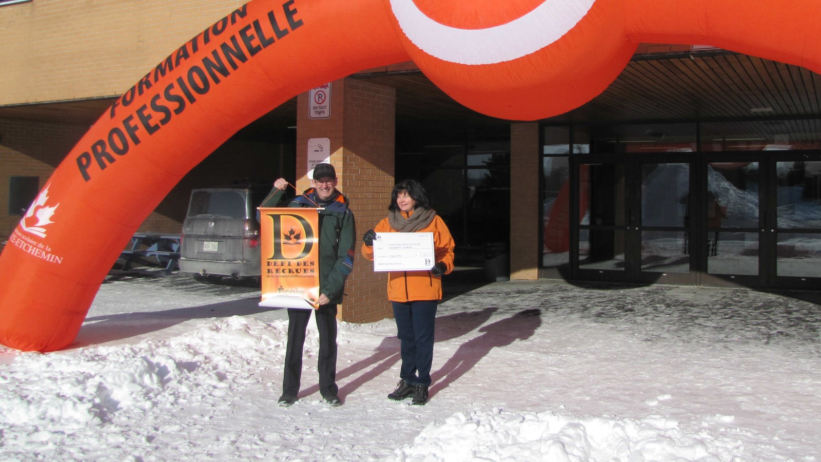M. André Poulin et Mme Dominique Roy devant l’arche gonflable de la FP.
