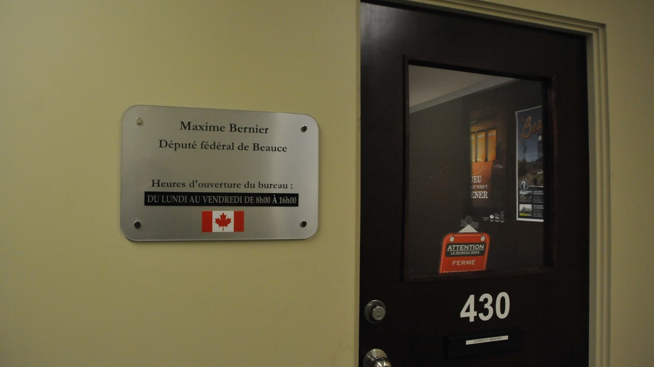 Une enveloppe contenant de la poudre blanche a été trouvée au bureau de circonscription du député Maxime Bernier.
