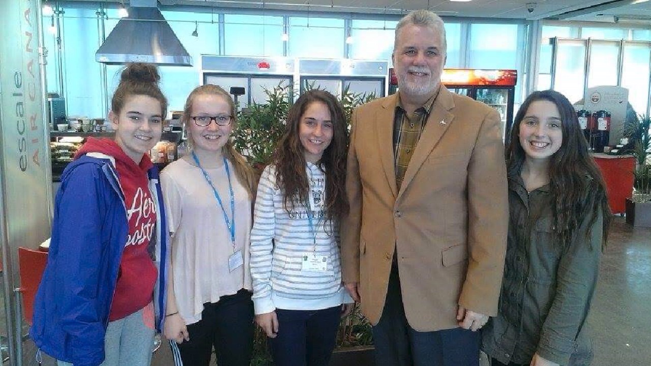 Philippe Couillard félicite les joueuses de l’Ascalon de Saint-Georges U15F à leur retour d’Europe.