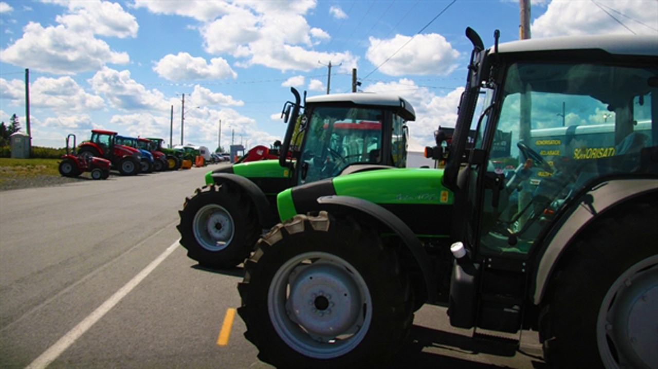 Tracteurs, moissonneuses-batteuses, presses à foin sont autant de machines dont les éléments de transmission d’énergie peuvent causer des blessures graves, dont des amputations, et même des décès.