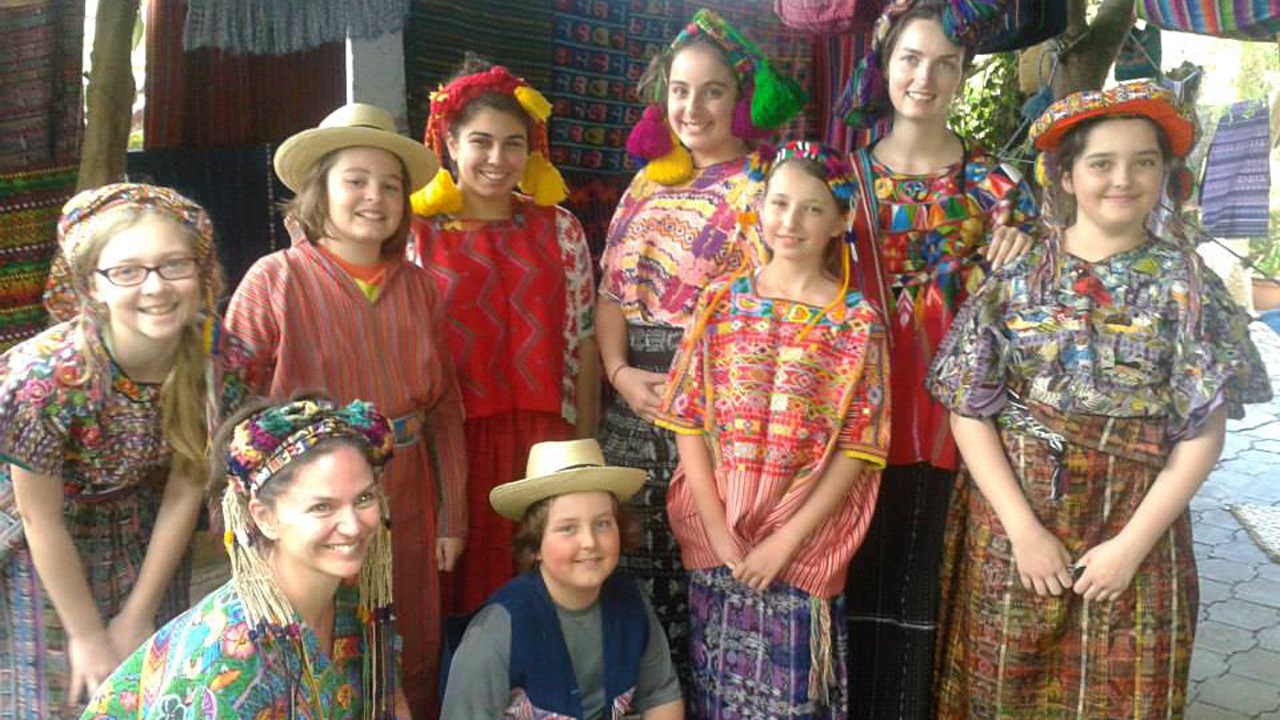 Le groupe de Vision Beauce vêtu de vêtements traditionnels du Guatemala.