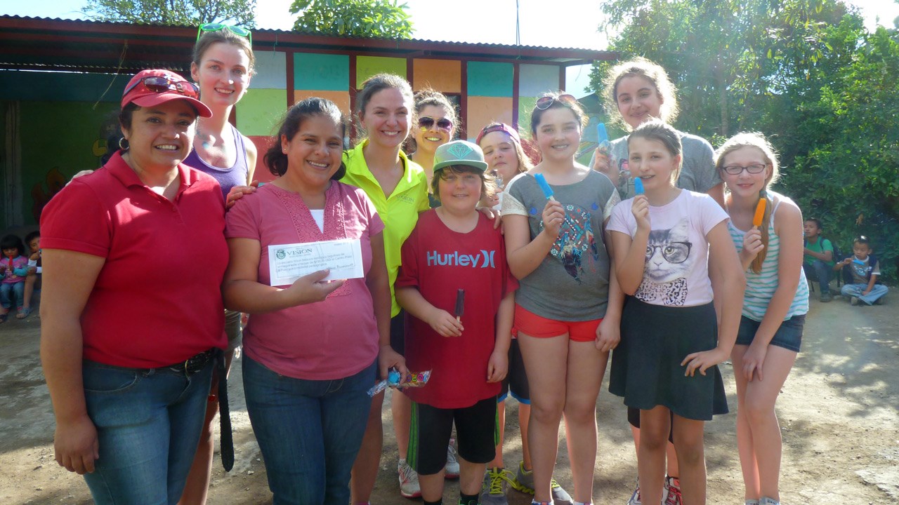 L'école Vision Beauce et ses finissants remettant bourse à un centre communautaire du Guatemala pour l'achat de matériel scolaire.