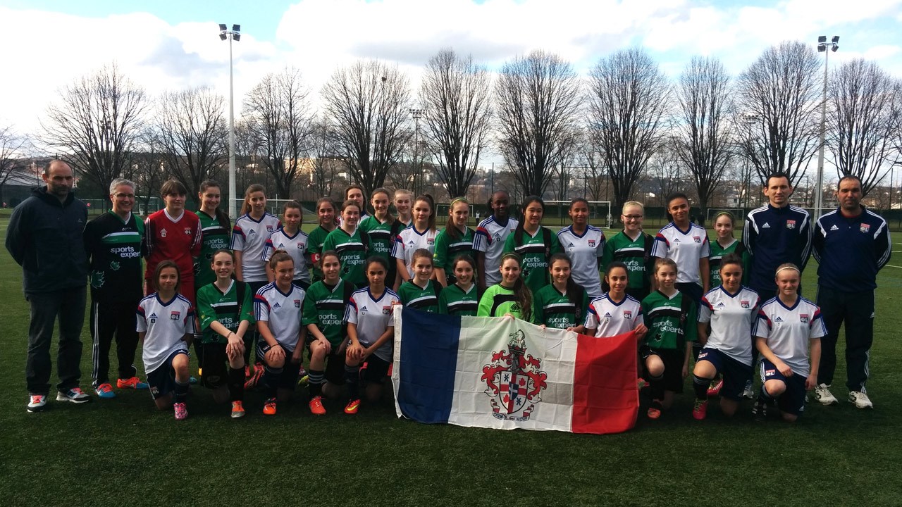 L'équipe de l'Ascalon en compagnie de l'Olympique Lyonnais U15F