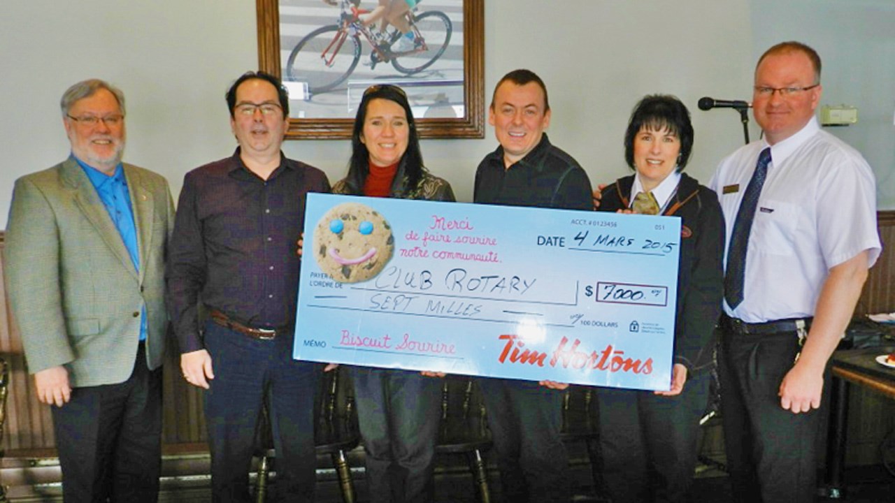 De gauche à droite sur la photo :
Norman Angel, Gouverneur du district 7790,
Alain Du Sault, Initiateur du projet « La Galette »,
Chantal Rancourt, Présidente 2014-2015 du Club Rotary,
Rémy Bernard, Propriétaire des Tim Hortons Saint-Georges secteur Est,
Wendella Dulac et Roger Lessard, Propriétaires du Tim Hortons Saint-Georges secteur Ouest