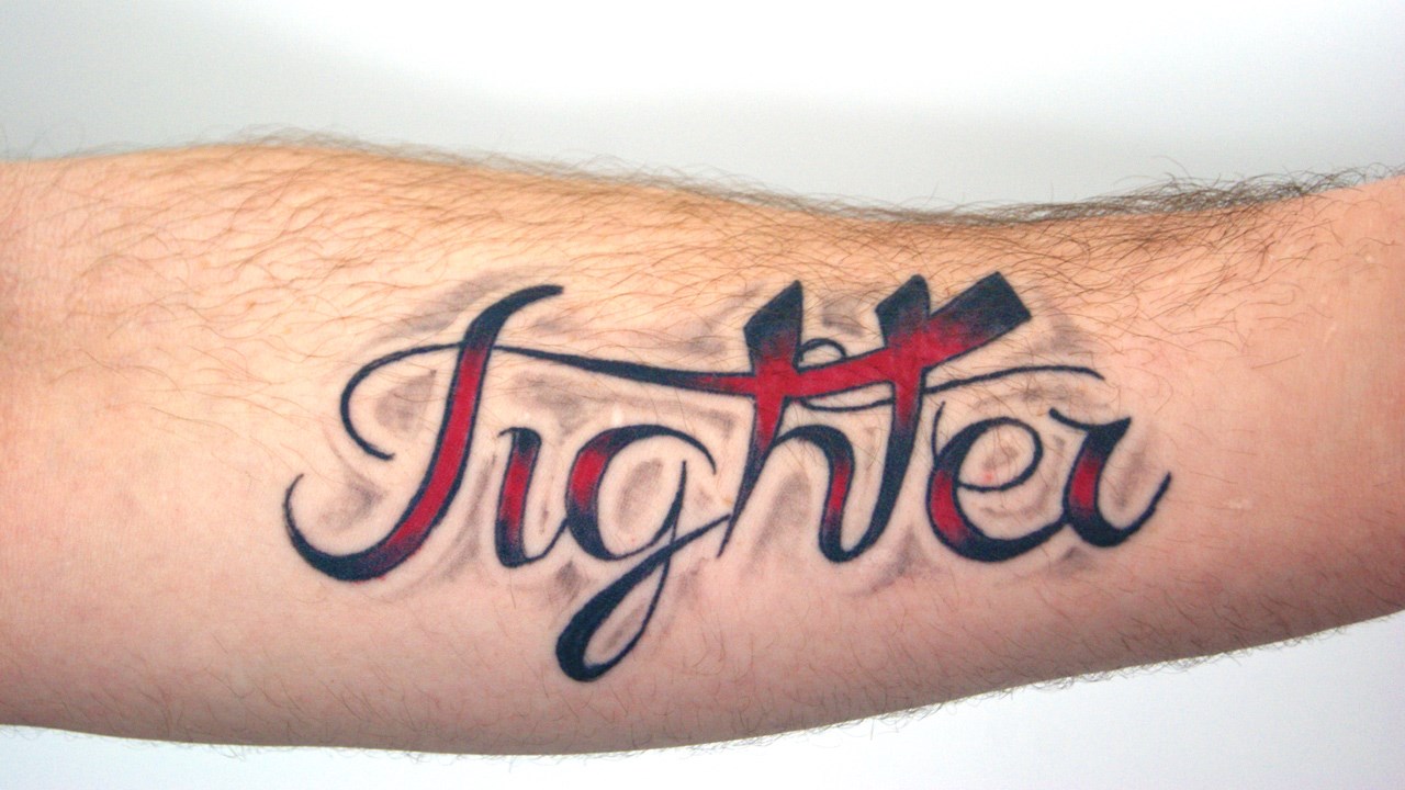 François Houle a le mot « fighter » tatoué sur le bras gauche.  