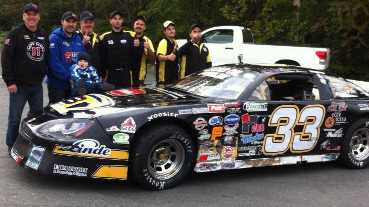 Beauce Technologie fera le lettrage du véhicule de stock-car « Team 33 » devant public