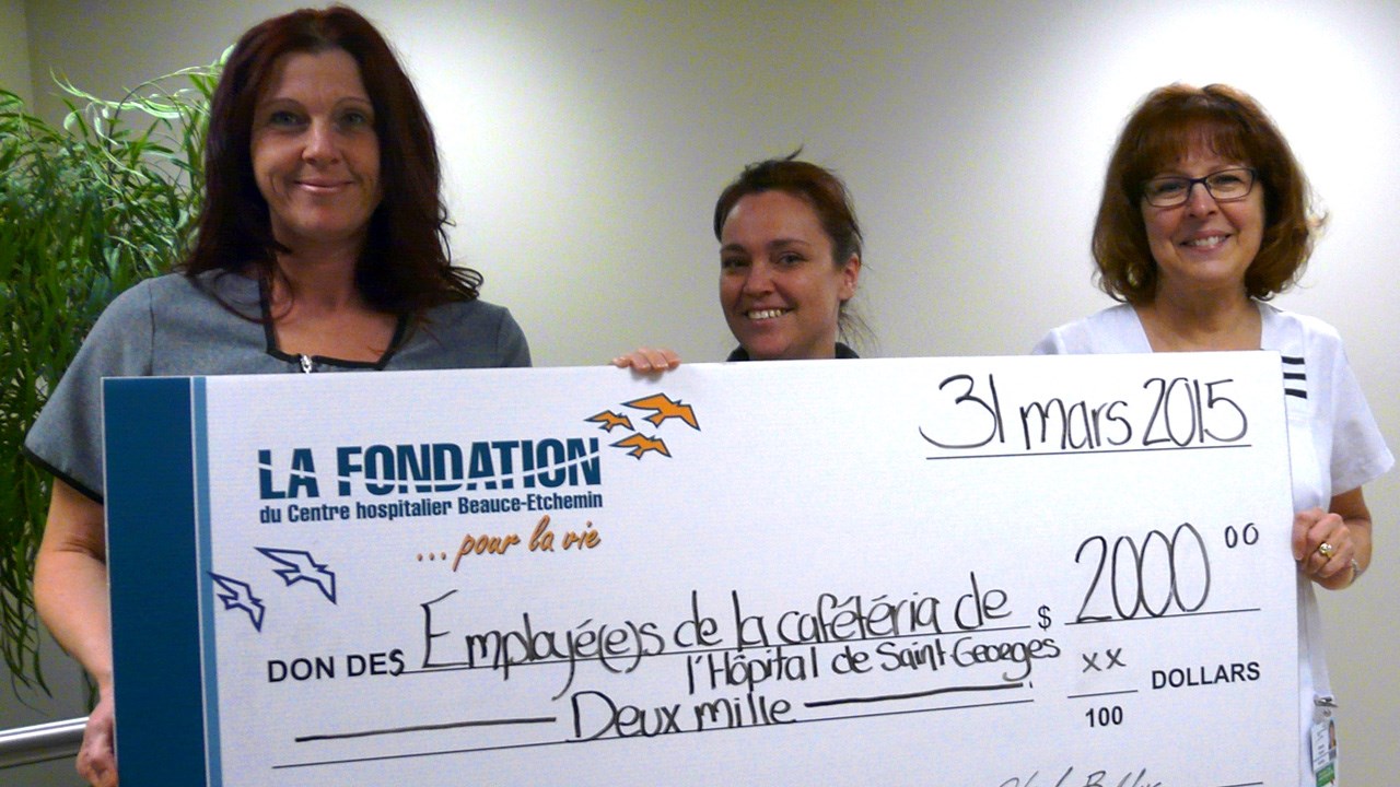 Vicky Bolduc et Nadia Larivière, au nom des employés de la cafétéria, ont remis une somme de 2 000 $ à Johanne Couture, bénévole à la Fondation Santé Beauce-Etchemin.