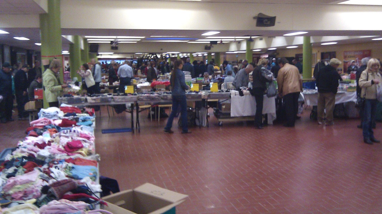 Marché aux puces au profit du bal des finissants à la Polyvalente de Saint-Georges.