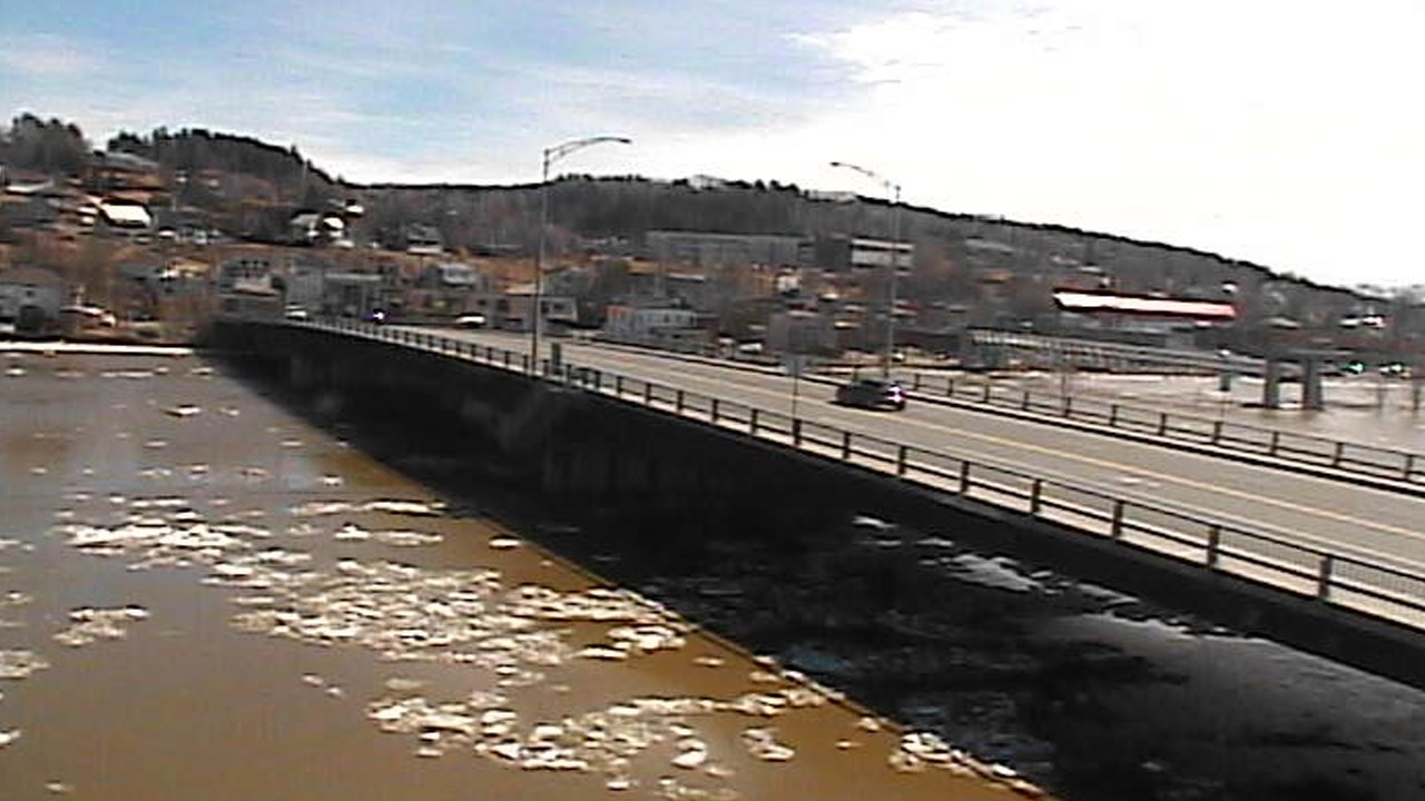 La rivière Chaudière sort de son lit et cause des inondations à Beauceville.