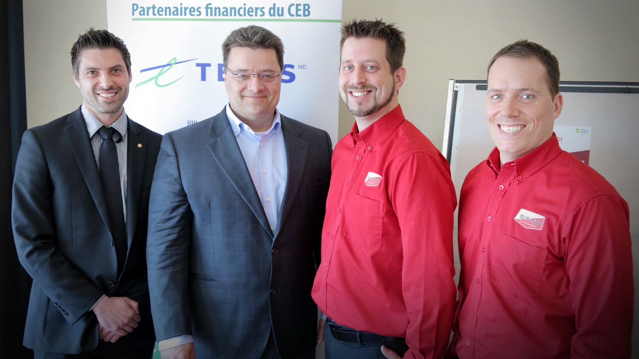 De gauche à droite: Christian Jacques président du comité organisateur, Denis Breton président du CEB, Samuel Champagne et Pierre-Luc Thomassin, propriétaires de Sinto et présidents d’honneur du tournoi.