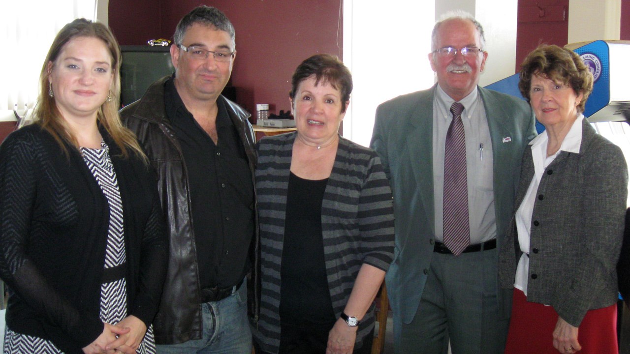 Sur la photo jointe de gauche à droite : Marianne Laroche, conseillère en développement régional à la Conférence régionale des Élus de la Chaudière-Appalaches (CRÉ), Gaston Létourneau, maire de Saint-Théophile, Francine Bernard, présidente du comité de bénévoles sous l’égide de l’Association bénévole Beauce-Sartigan (ABBS) de Saint-Théophile et responsable de l’aide alimentaire de cette localité, Pierre Bégin, préfet de la MRC Beauce-Sartigan, ainsi que Réjeanne Gagnon, présidente du conseil d’administration de l’Association bénévole Beauce-Sartigan (ABBS).