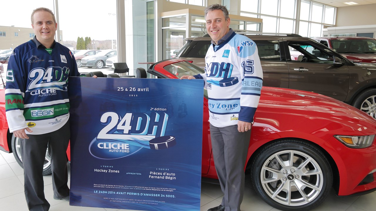 Du hockey sans relâche pour une noble cause lors du défi « 24DH Cliche Auto Ford ». De gauche à droite: Carl Breton, membre du comité organisateur, ainsi que Sylvain Cliche, commanditaire majeur de l'événement.