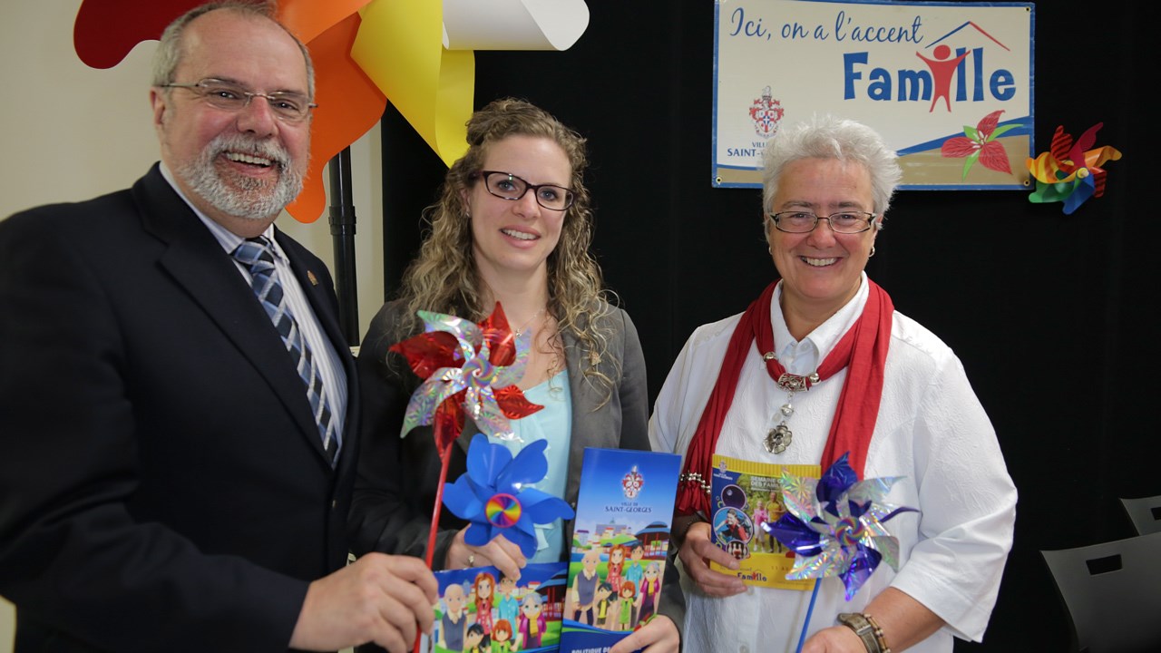 La Ville de Saint-Georges présente sa nouvelle Politique municipale de la famille et des aîné. De gauche à droite: le maire de Saint-Georges Claude Morin, la mairesse suppléante et conseillère Manon Bougie, ainsi que Carole Paquet directrice du Service des loisirs et de la culture.