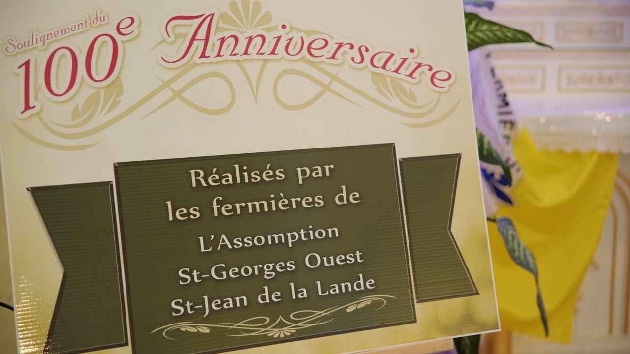 La Ville de Saint-Georges salue l’apport des Fermières en leur offrant une plaque commémorative