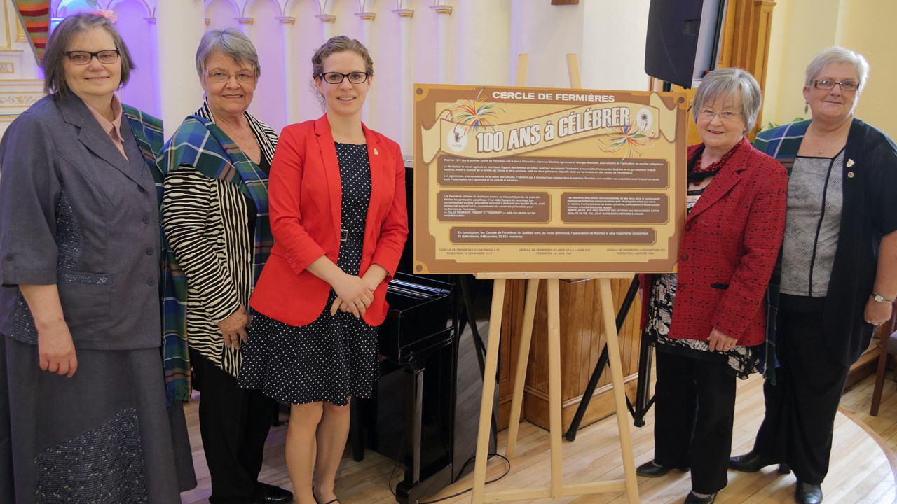La Ville de Saint-Georges salue l’apport des Fermières en leur offrant une plaque commémorative.