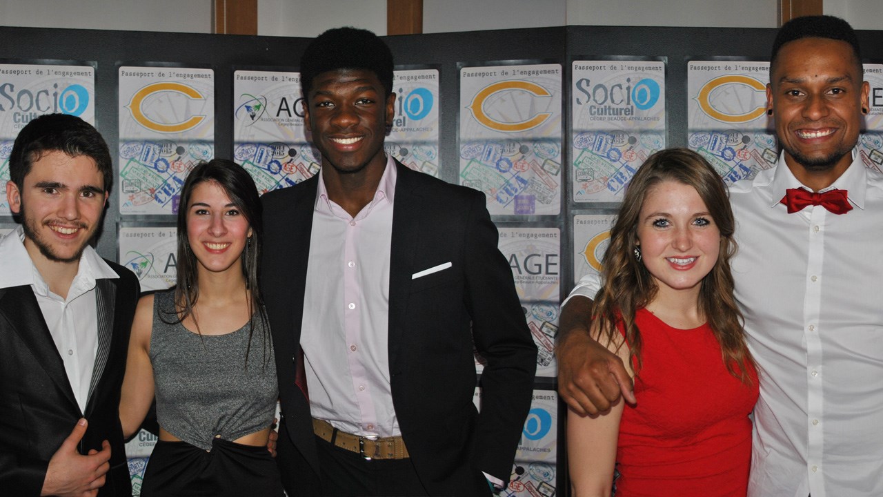 De gauche à droite : Étienne Quirion (personnalité artistique), Katherine Pruneau (découverte de l’année), Jonathan Hope Lipémé Nlep (personnalité bénévole de l’année), Alex Leclerc (athlète féminine) et Gwenaël Zora (athlète masculin).