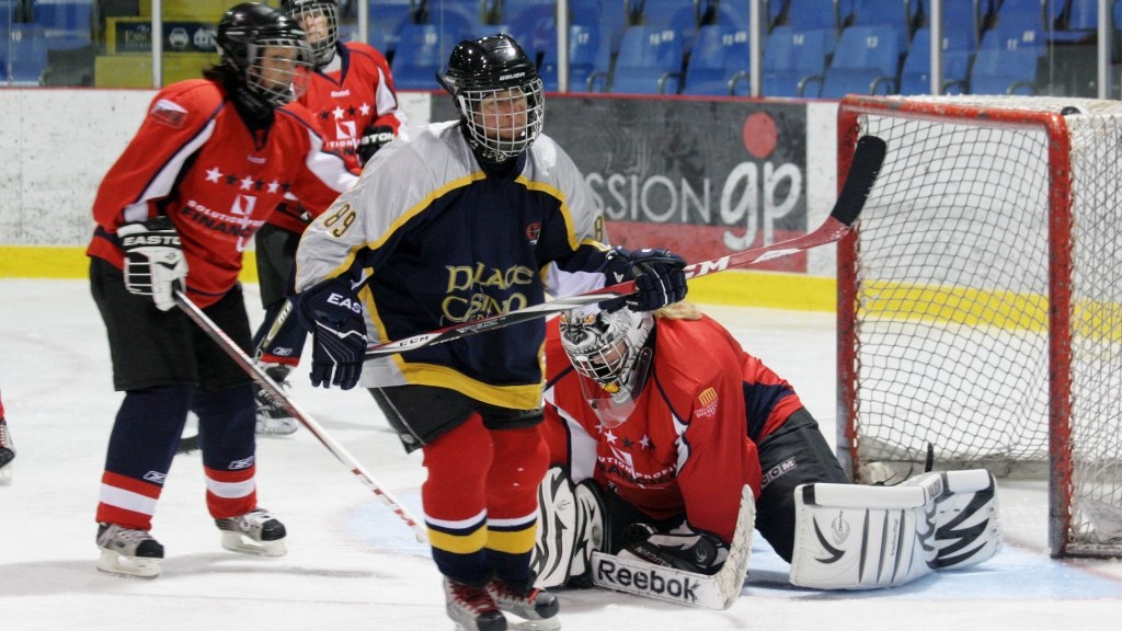 Plus de 500 joueuses de hockey pour le Tournoi de hockey féminin de Saint-Georges Desjardins
