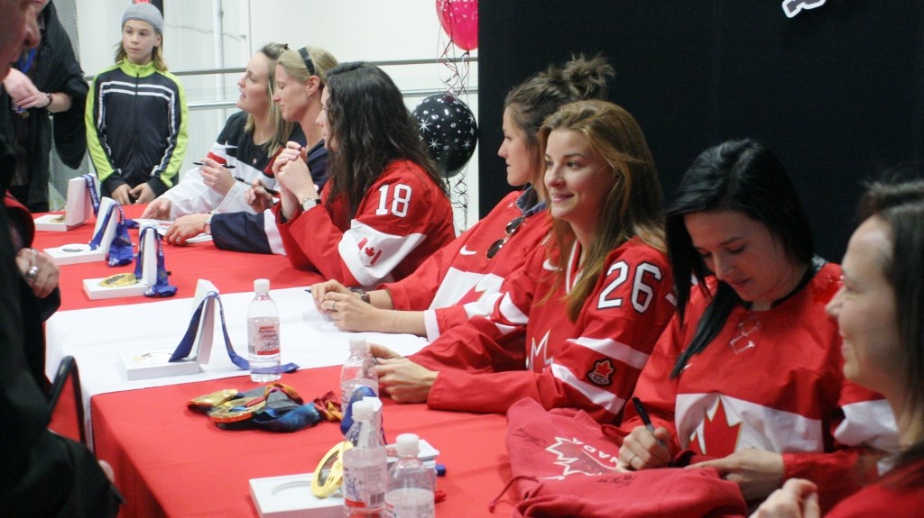 Les olympiennes ont tenu un séance d'autographe et de photo avec les partisans avant la rencontre.