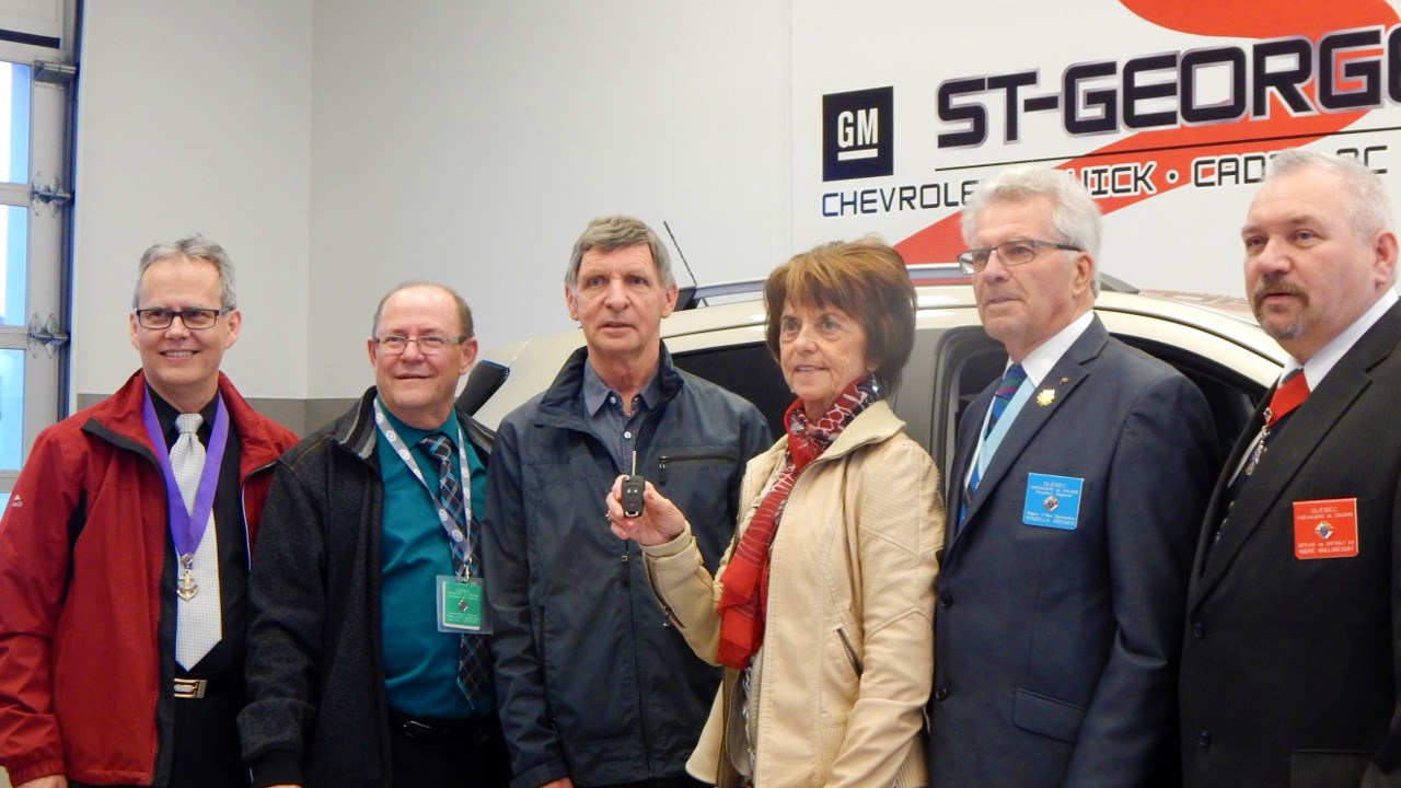 Sur la photo de gauche à droite : Gérard Veilleux Grand Chevalier du conseil 2283 de Saint-Georges, Gaétan Grégoire coordonnateur de la région 4 pour la campagne des œuvres, la gagnante Madeleine Rancourt et son conjoint, Magella Grenier directeur général et André Vaillancourt député de district, tous deux pour les Chevaliers de Colomb.