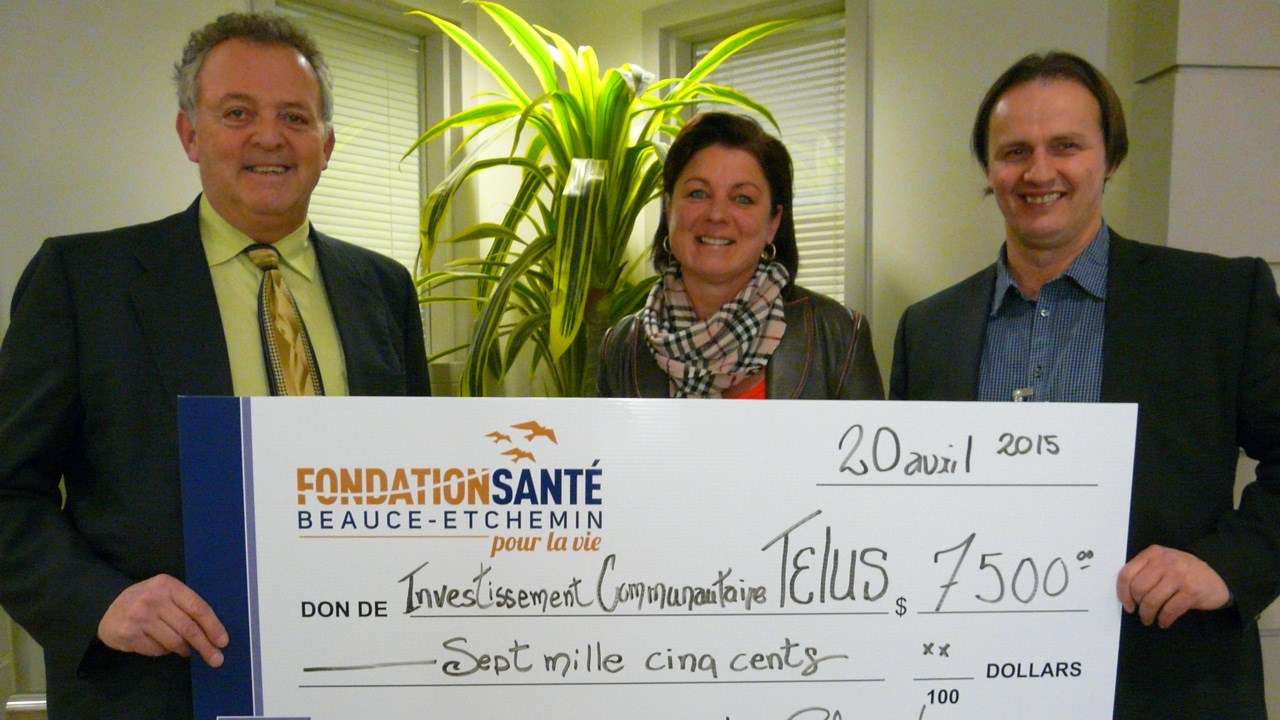 De gauche à droite, Christian Chabot, directeur de compte principal santé, marché public et parapublic TELUS, a remis, au nom du Comité d’investissement communautaire de TELUS à Montréal, un don de sept mille cinq cents dollars ( 7 500 $) à Manon Veilleux, présidente de la Fondation Santé Beauce-Etchemin et à Denis Lafontaine, cadre supérieur au programme Famille-Enfance-Jeunesse et santé publique du CISSS-CA, secteur Beauce, pour le projet des « Apprentis cuistots en Beauce ».