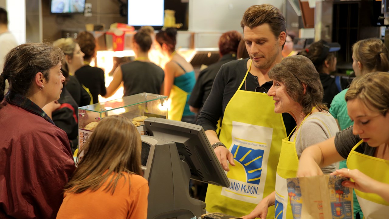 La population de Saint-Georges accueille chaleureusement Robby Johnson lors du Grand McDon.