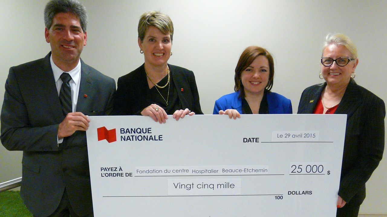 De gauche à droite: Jacques Gendron, directeur de la succursale Saint-Georges de la Banque Nationale, Julie Raîche, vice-présidente régionale de la région Chaudière-Appalaches de la Banque Nationale, Isabelle Beaulieu, administratrice pour la Fondation Santé Beauce-Etchemin et Huguette Giroux, présidente d’honneur de la campagne 2014-2015.