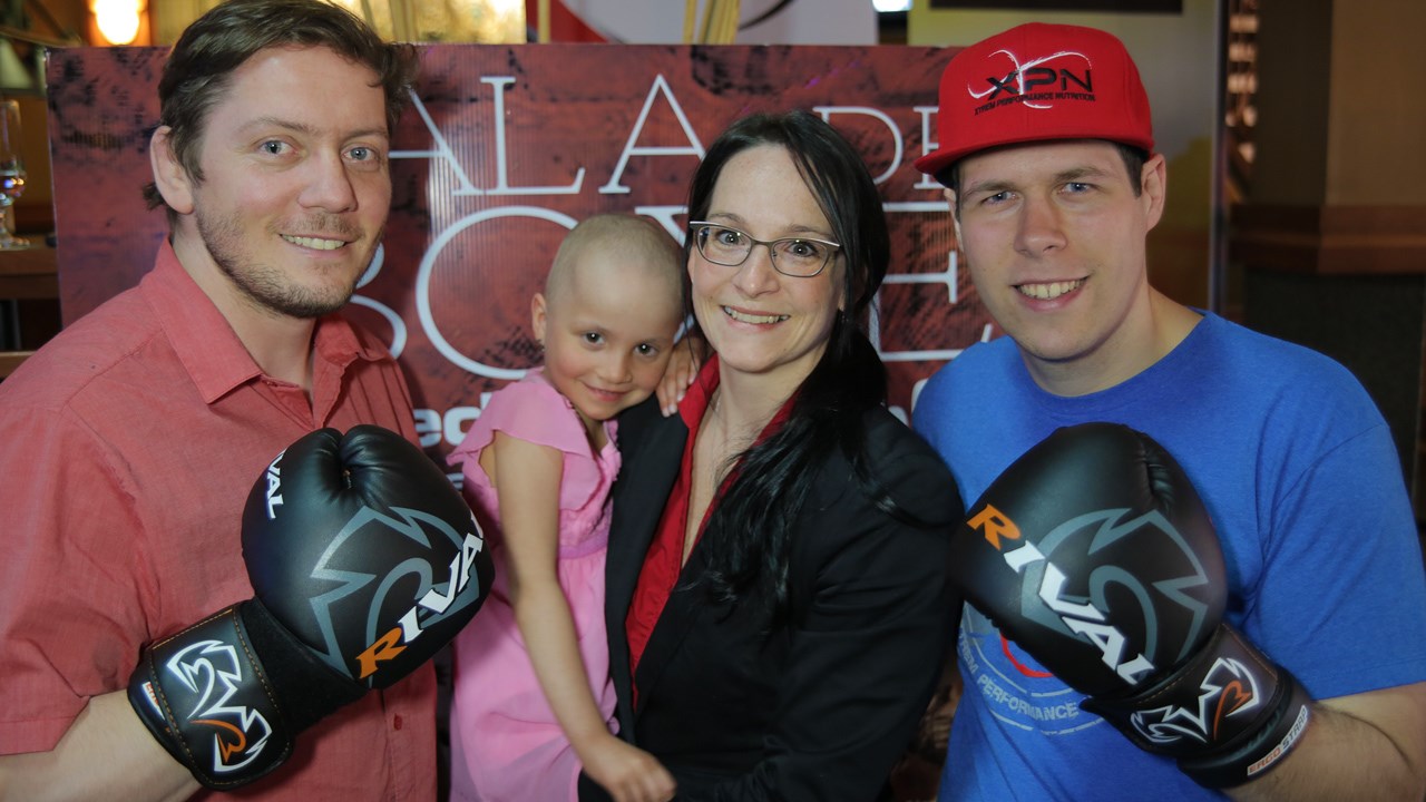 Le journaliste d’EnBeauce.com Gabriel Gignac (à droite) montera sur le ring lors d’un combat qui sera disputé pour la cause de Leucan. Il affrontera Jonathan « Road Warrior » Goulet (à gauche), ancien combattant de l'UFC. Au centre, Mia Doyon, 6 ans, en compagnie de sa mère. La jeune fille qui est porte-parole pour Leucan au Défi tête rasées agira à titre de porte-parole du combat.