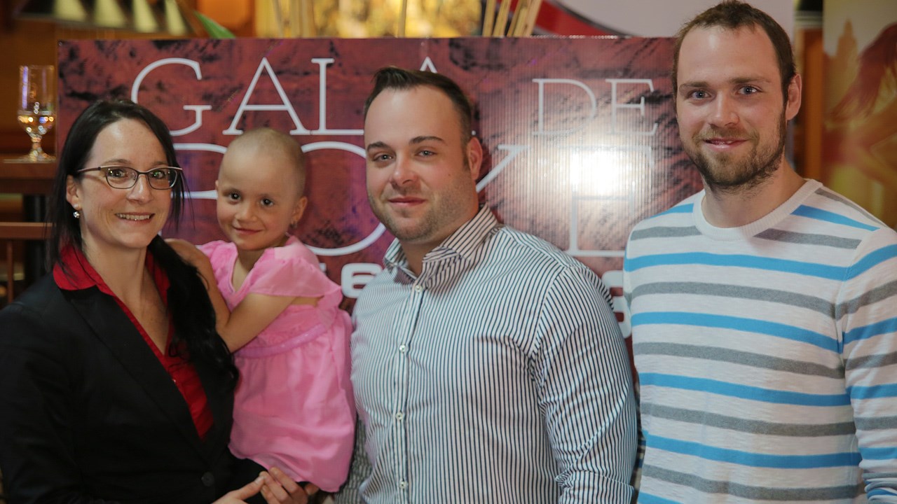 De gauche à droite: La petite Mia Doyon, 6 ans, porte-parole pour le Défi Têtes Rasées de Leucan alors qu'elle est en rémission d'un cancer; Éric Gosselin, propriétaire de Studio Santé Gym et promoteur du « Super Gala de Boxe Dooly’s », ainsi que Louis Larochelle, propriétaire de Boston Pizza et co-organisateur de l'événement.