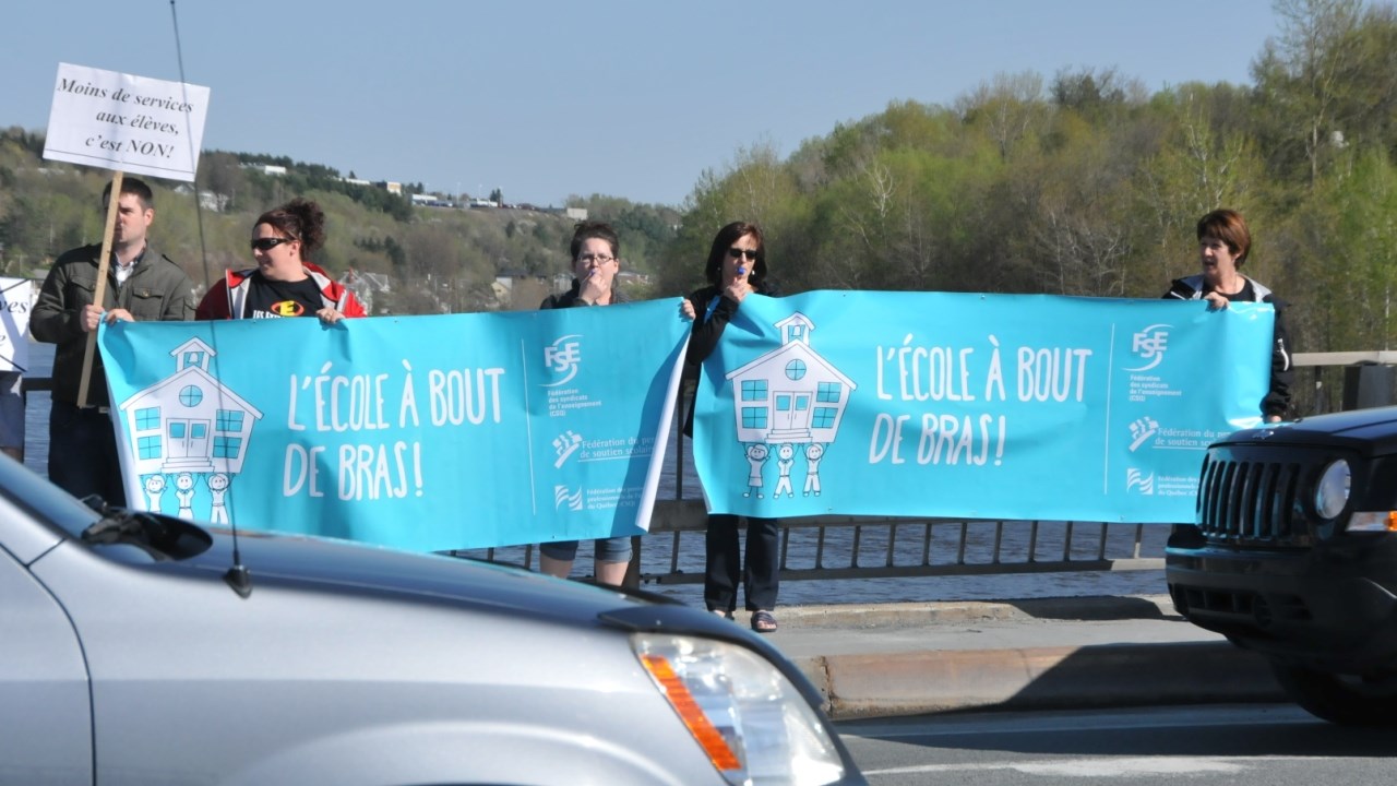 Près de 250 manifestants dénoncent les coupures du gouvernement dans le système d'éducation