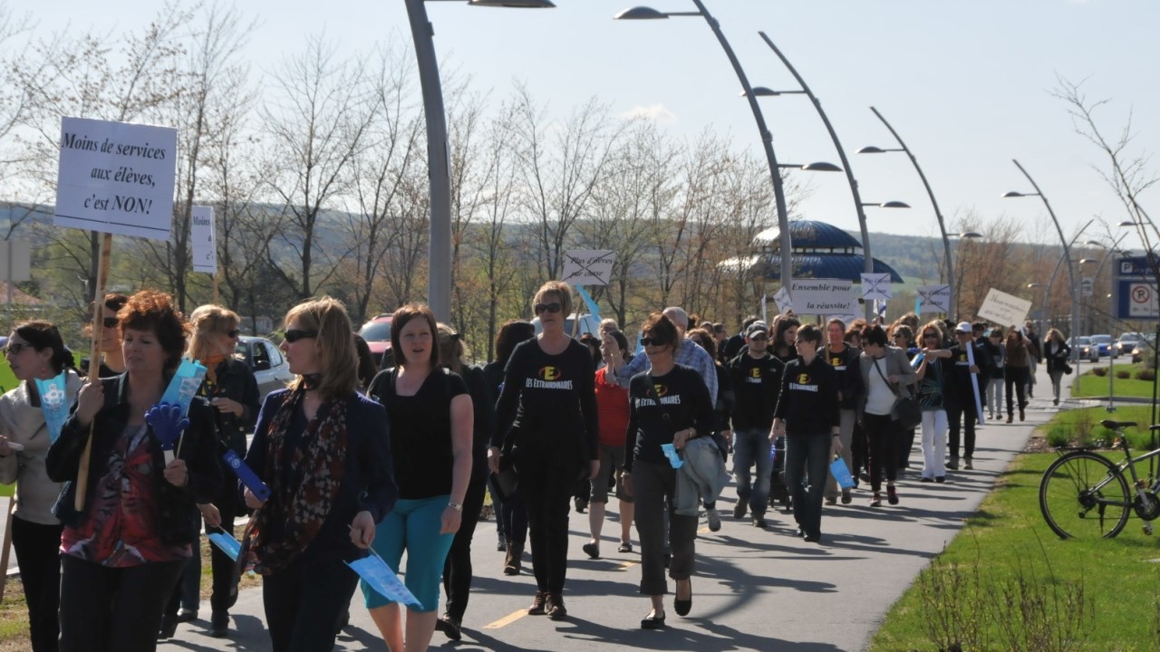 Près 250 professeurs et professionnels de l'éducation se sont rendus hier à 16h30 au centre-ville de Saint-Georges avant de se rendre sur les deux trottoirs du pont pour manifester jusqu'à 17h30.