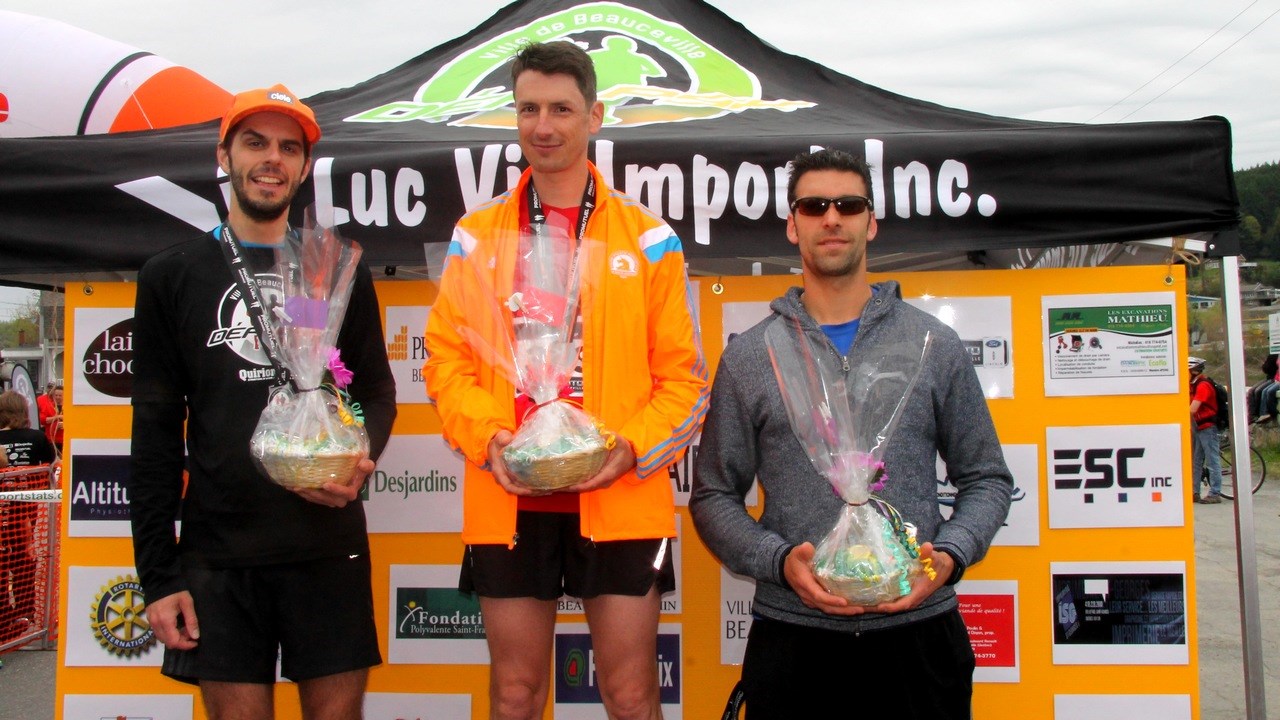 Le podium du 21 km chez les hommes. Le comédien Alexandre Morais (à gauche sur la photo) était l'invité spécial de l'édition 2015. Il a terminé en deuxième place.