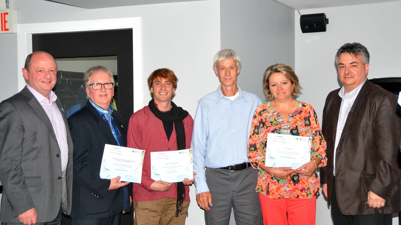 Le jury a tenu à souligner le travail de trois autres candidats. La Corporation de la conservation du patrimoine de Saint-Simon (à gauche), le conteur Harold Gilbert (au centre) et le Gîte le Marysier (à droite) ont reçu une mention spéciale.