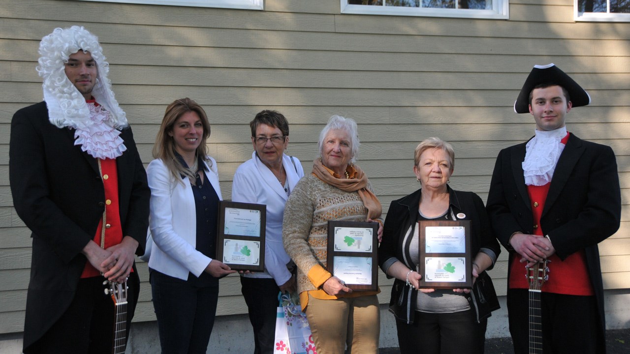 Les représentantes de la Pourvoirie du Lac Portage (à gauche), Francine Paquet (au centre) et la représente de la Société historique de Saint-Côme (à droite) se rendront dans Charlevoix pour participer à la finale régionale de la Capitale-Nationale et de la Chaudière-Appalaches.