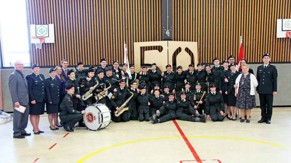 Photo de groupe du corps de cadets et du personnel en compagnie de M. Laurent Guay, fondateur.