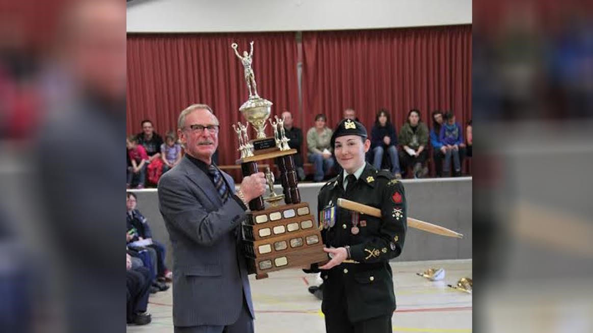 Remise de la médaille Strathcona à Amély Paquet par M. Laurent Guay.