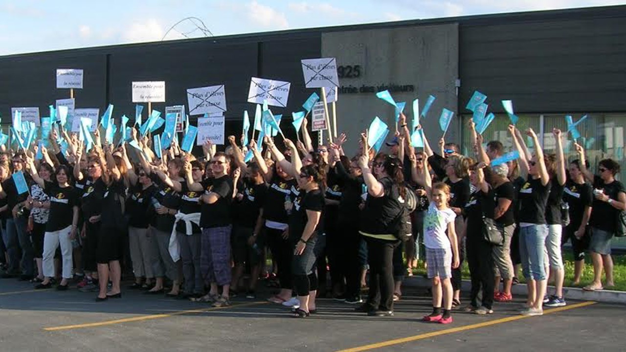 Près de 200 manifestants devant les bureaux de la CSBE avant le Conseil des commissaires