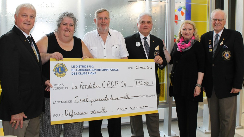 M. Denis Rochefort, Gouverneur 2013-2014 District U-2, Mme Colombe Roger Côté, coordonnatrice principale du projet, M. Gaston Caron, président de la Fondation du CRDP-CA, M. Claude Fournier, responsable de la Fondation des Clubs Lions du Québec, Mme Sylvie Corriveau, directrice générale de la Fondation du CRDP-CA et M. Guy Forget, responsable de la Fondation internationale des Clubs Lions