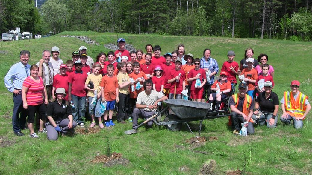 Des jeunes posent un geste pour l’environnement