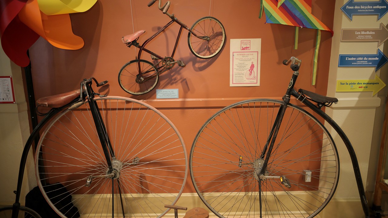 « Fous des bicycles antiques » retrace l’évolution des vélos au fil du temps.