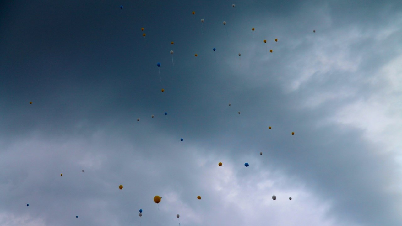 Des centaines de ballons gonflés à l’hélium ont été lâchées dans les airs lors de la marche des survivants. Avec le ciel orageux, cela a donné un très beau paysage céleste.  