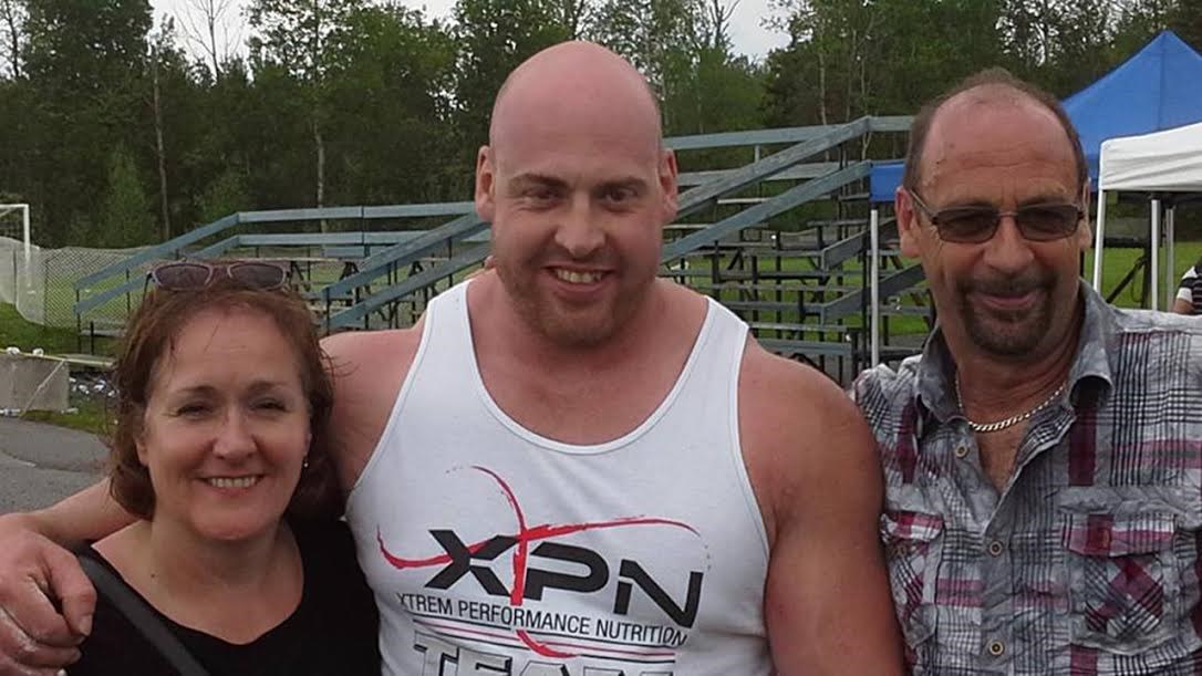 L'homme fort Jean-François Caron (au centre) avec ses parents