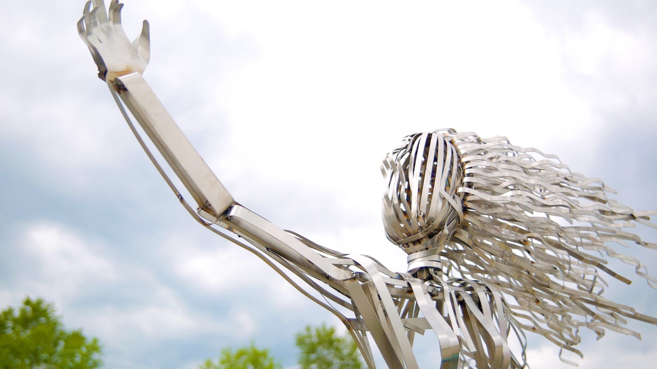 Le personnage de la cavalière, tout comme le cheval, s’avère une structure faite à partir de tiges d’un pouce par un pouce en acier inoxydable.