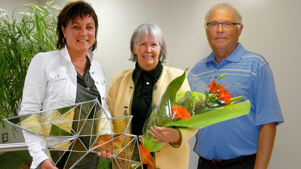 Manon Veilleux, présidente de la Fondation Santé Beauce-Etchemin, Mireille Allen, bénévole émérite 2014 et Denis Leclerc, bénévole émérite 2015.