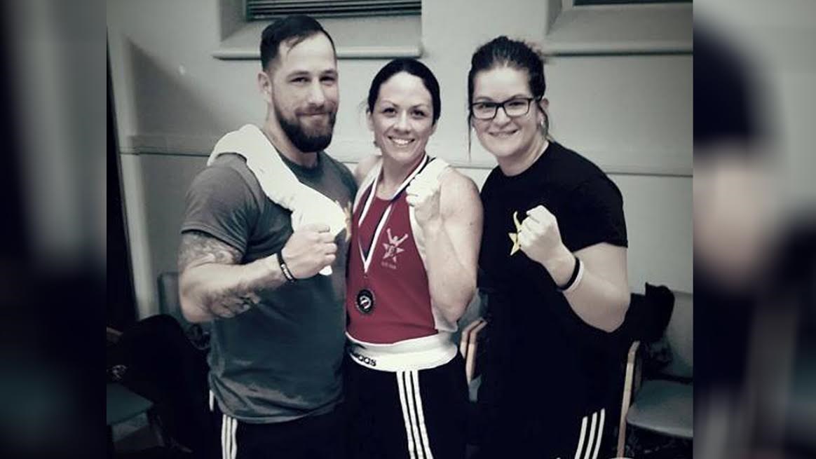 Marie-France Simard de Saint-Joseph (au centre) avec ses entraîneurs Maxime Simard et Ève Fortin 